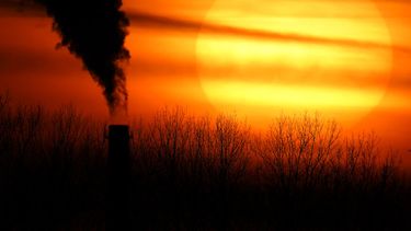 La chimenea de una central eléctrica en Kansas City, Missouri. &nbsp;