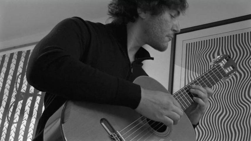 El talentoso músico Antoine Assaf con su guitarra.