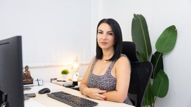 Alondra Vila, contadora y experta en finanzas y negocios.