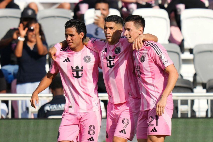 El argentino Tadeo Allende (derecha) celebra con sus compañeros, el uruguayo Luis Suárez (centro) y el venezolano Telasco Segovia, del Inter Miami, luego de anotar un gol en un partido, el 9 de marzo de 2025.