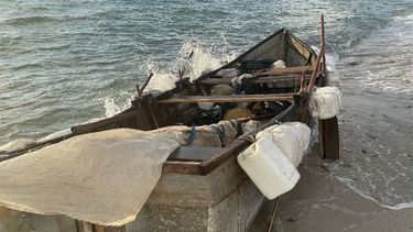 En esta pequeña embarcación, 13 hombres y dos mujeres, todos cubanos, arribaron a la playa de Haulover Beach, anorte de Miami.