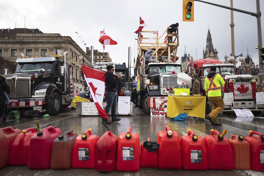 Manifestantes se reúnen en la avenida Wellington como parte de una protesta contra las restricciones implementadas por el COVID-19, el jueves 10 de febrero de 2022, en Ottawa.&nbsp;