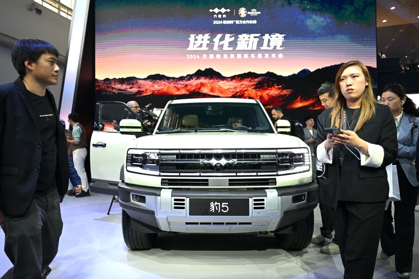 Uno de los vehículos eléctricos fabricados por la empresa china BYD se expone en la Fería de Pekín.