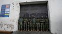 Militares hacen guardia en la entrada de la prisión de El Inca donde ocho presos fueron asesinados en un motín carcelario, de acuerdo con el comandante de la policía, Víctor Herrera, en Quito, Ecuador.