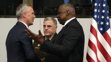 El secretario de Defensa estadounidense Lloyd Austin, derecha, saluda al secretario general de la OTAN, Jens Stoltenberg, izquierda, durante una reunión del Grupo de Contacto para la Defensa de Ucrania en la sede de la alianza en Bruselas, jueves 15 de junio de 2023.