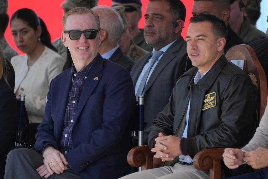 El presidente ecuatoriano, Daniel Noboa, y el embajador de EEUU en Ecuador, Michael J. Fitzpatrick, en el acto de entrega de un avión Hércules para misiones militares donado por EEUU.