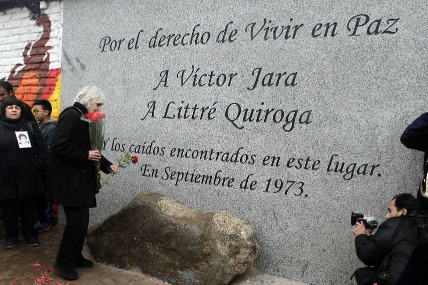 La viuda del cantautor chileno Víctor Jara, Joan Jara (c), participa en la inauguración de memorial en homenaje al cantante. (EFE)