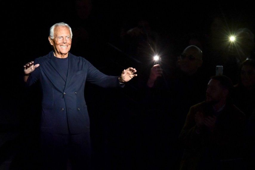 El diseñador Giorgio Armani despide el desfile en Milán de su colección masculina otoño-invierno 20-21.&nbsp;