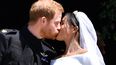 En esta foto de archivo tomada el 19 de mayo de 2018, el príncipe Harry de Gran Bretaña, duque de Sussex besa a su esposa Meghan, duquesa de Sussex, al salir de la puerta oeste de la capilla de San Jorge, en el castillo de Windsor, en Windsor, el 19 de mayo de 2018 después de su ceremonia de la boda.&nbsp; &nbsp;