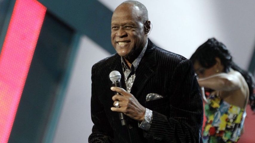 En esta foto del 11 de noviembre de 2010, Johnny Ventura canta en la ceremonia de los Latin Grammy en Las Vegas. Miami otorga calle al legendario artista.