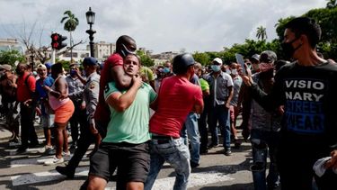 Represión de agentes encubiertos contra manifestantes que protestaban en La Habana el 11 de julio de 2022. Artistas conmemoran el 11J.