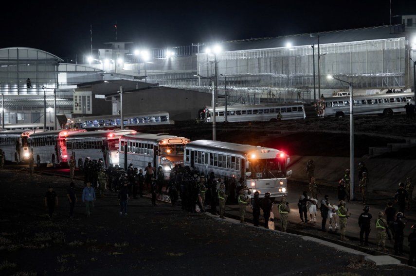 Esta fotografía, difundida el 16 de marzo de 2025 por la oficina de prensa de la Presidencia de El Salvador, muestra la llegada de presuntos miembros de la organización criminal venezolana Tren de Aragua al Centro de Reclusión del Terrorismo (CECOT) en la ciudad de Tecoluca, El Salvador.&nbsp;