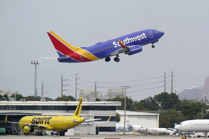 Un avión Boeing 737-7H4 de Southwest Airlines despega del Aeropuerto Internacional Fort Lauderdale-Hollywood, Florida.