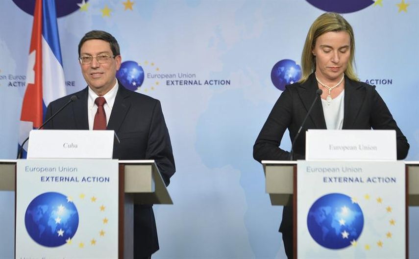 La representante de Política Exterior de la UE, Federica Mogherini (d) y el canciller de Cuba, Bruno Rodríguez (i) durante una rueda de prensa tras su encuentro bilateral celebrado en Bruselas, Bélgica el 22 de abril de 2015 en el que tratarán sobre la