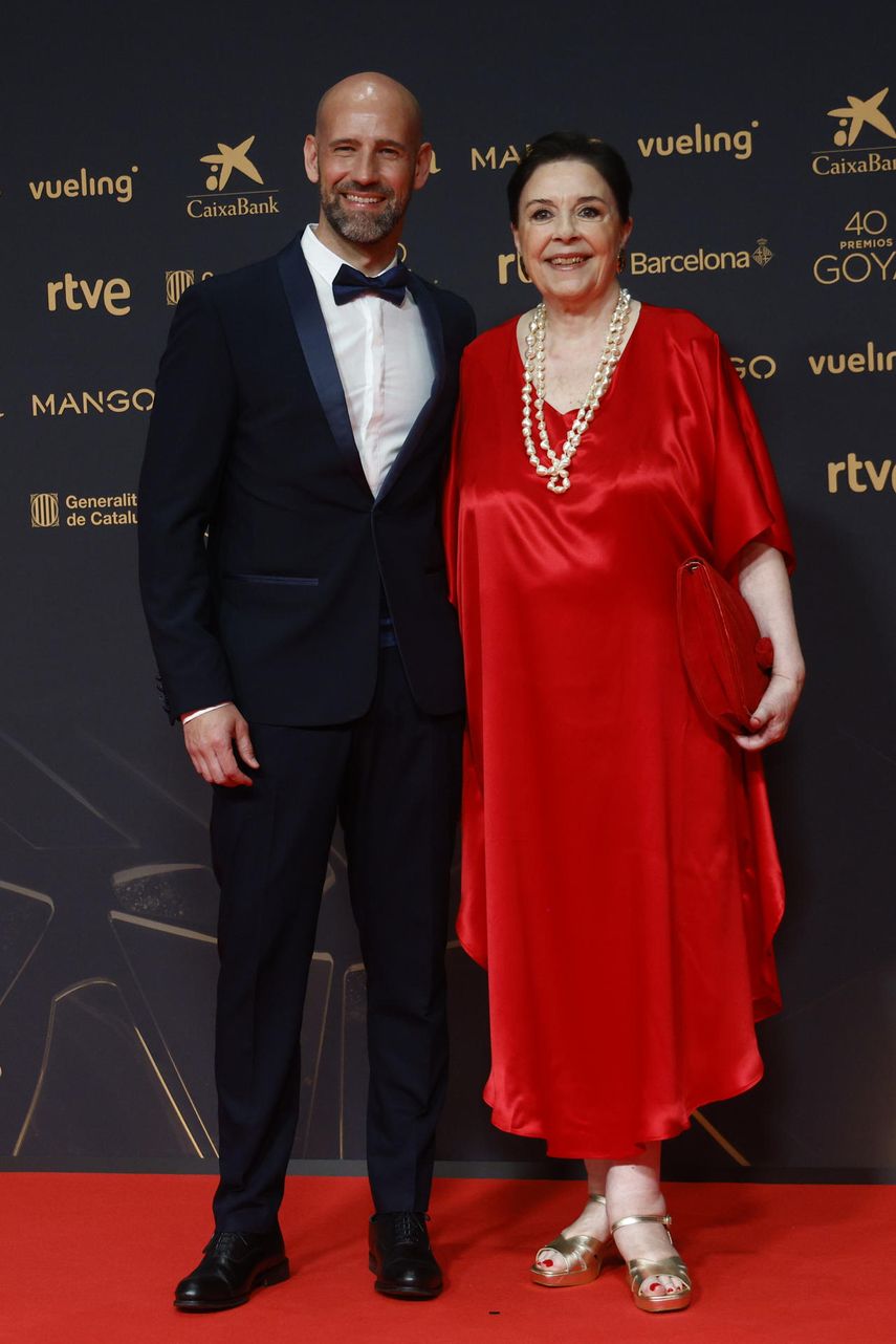 &nbsp;La actriz Mónica Randall (d) y el presentador Gonzalo Miro posan en la alfombra roja de los Goya 2026.