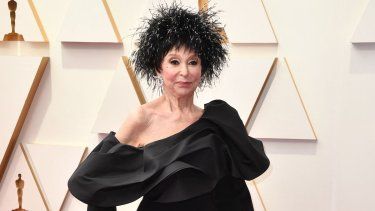 La actriz puertorriqueña Rita Moreno asiste a la 94.ª edición de los Premios Óscar en el Dolby Theatre de Hollywood, California, el 27 de marzo de 2022.