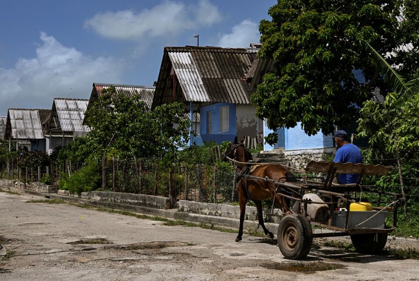 Hombre a carreta como medio de transporte en Cuba.