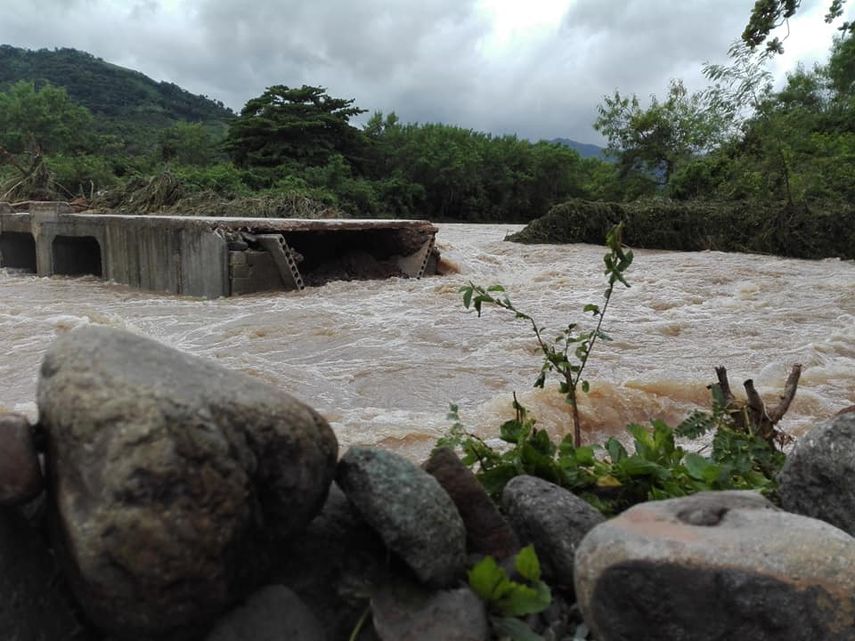 Vista parcial del&nbsp;puente&nbsp;sobre el rio Yao Nave, en el oriente de Cuba, que colaps&oacute; al paso de la tormenta tropical Laura.