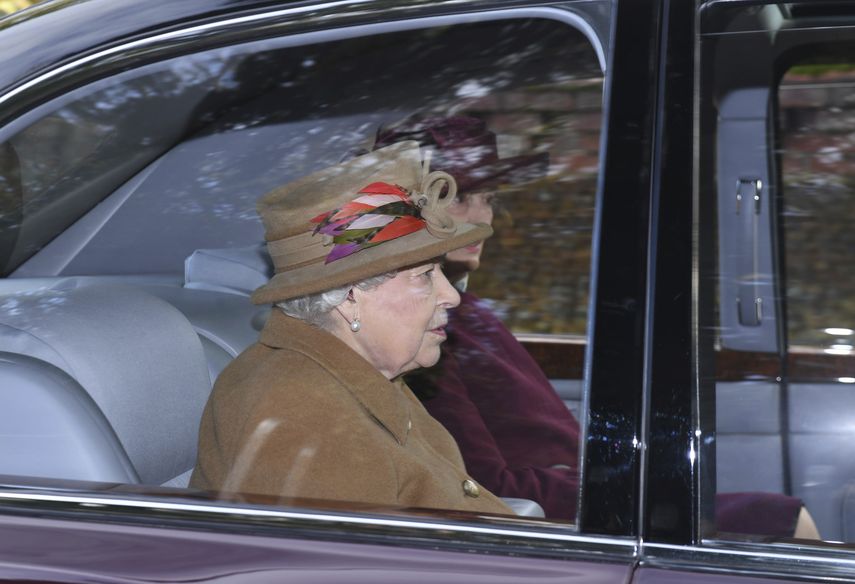 La reina Isabel II de Gran Breta&ntilde;a llega a una misa en la Iglesia de Santa Mar&iacute;a Magdalena, en Sandringham, Inglaterra, el domingo 12 de enero de 2020.