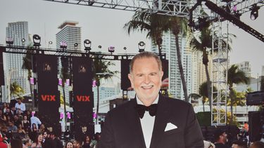 El presentador del programa El gordo y la flaca, Raúl de Molina, en la alfombra magenta el 23 de febrero de 2023. Latinos brillan en de la trigésima quinta entrega de Premio Lo Nuestro.