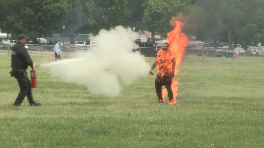 Captura de imagen del momento en el que un hombre se prende fuego en el exterior de la Casa Blanca, en Washington DC.