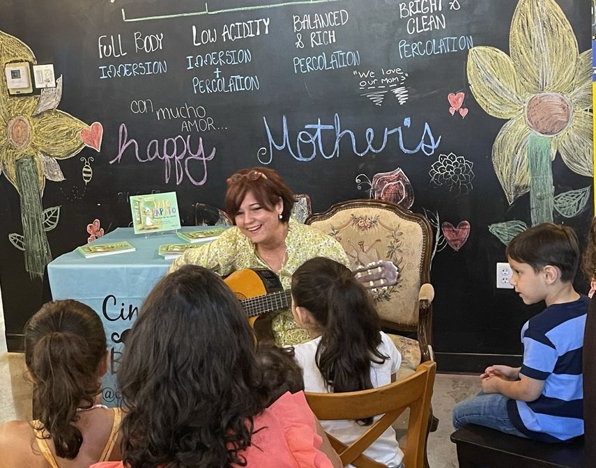 La escritora y cantautora Rita Rosa Ruesga en Cuentos en Macondo.