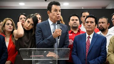 El candidato presidencial hondureño y personalidad mediática Salvador Nasralla (C), del Partido Liberal de derecha (PL), habla durante una conferencia de prensa en Tegucigalpa el 17 de noviembre de 2025.