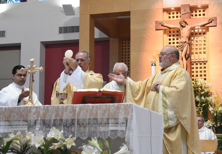 Monseñor Silvio Báez (cen.) acompañado de Jamil Miranda (izq), el diácono Manolo Pérez (2do der.) y el sacerdote Marcos Somarriba.