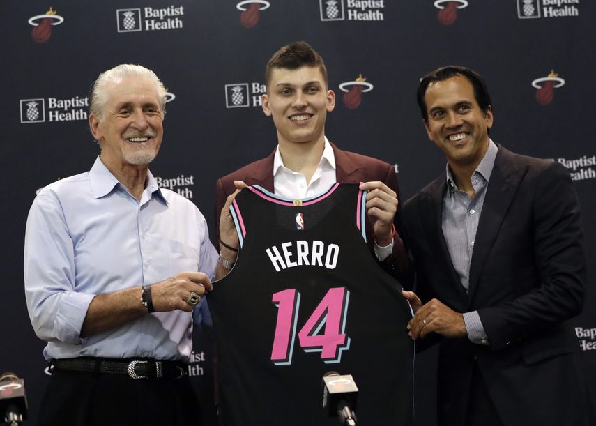 Pat Riley, a la izquierda, y el entrenador en jefe Erik Spoelstra, a la derecha, durante una conferencia de prensa en la presentación del jugador Tyler Herro.