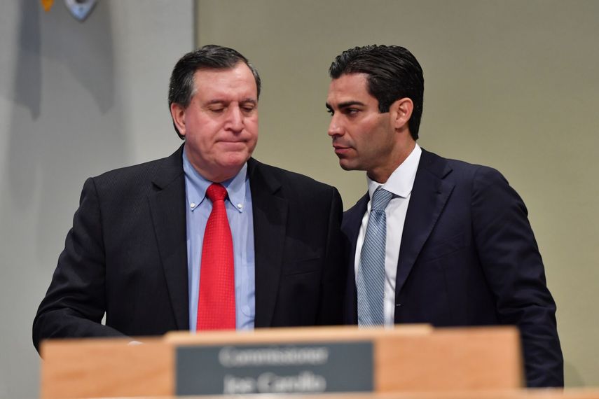 El comisionado Joe Carollo (izq.) y el alcalde de la ciudad, Francis Suárez, durante la sesión de la Comisión de Miami, este jueves 14 de diciembre de 2017.
