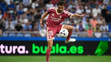 El centrocampista portugués Bernardo Silva, del Real Madrid, controla el balón durante un partido, el 12 de agosto de 2026.