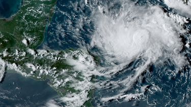 A su paso por el Caribe, Nana sacudi&oacute; con furia el departamento hondure&ntilde;o de Islas de la Bah&iacute;a, de gran atractivo tur&iacute;stico