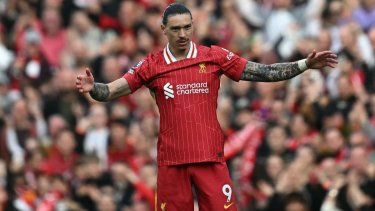 El uruguayo Darwin Núñez celebra luego de anotar un gol en un partido contra el Southampton, el 8 de marzo de 2025.