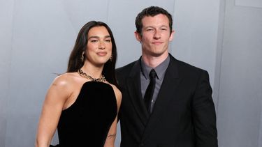 La cantante y compositora británica Dua Lipa y el actor británico Callum Turner asisten a la fiesta de los Oscar de Vanity Fair en el Museo de Arte del Condado de Los Ángeles (LACMA) en Los Ángeles el 15 de marzo de 2026.