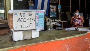 Vista de un cartel que advierte sobre el uso del CUC, la moneda que el régimen ha intentado igualar al dólar, en una tienda en La Habana, el 15 de septiembre de 2020.