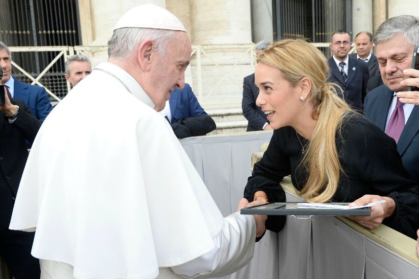 Lilian Tintori, esposa de Leopoldo López, visita al papa Francisco. (CORTESIA) 