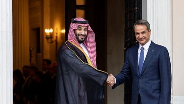 El primer ministro griego Kyriakos Mitsotakis, derecha, estrecha la mano del príncipe heredero de la corona saudí Mohammed bin Salman en una ceremonia en Atenas, el 26 de julio del 2022.&nbsp;