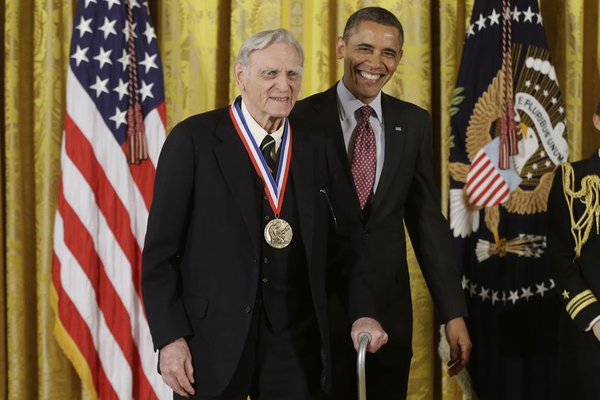En esta imagen de archivo de 2013, el presidente de Estados Unidos, Barack Obama, entregaba la Medalla Nacional de la Ciencia al doctor John Goodenough, de la Universidad de Texas, durante una ceremonia en la Casa Blanca.