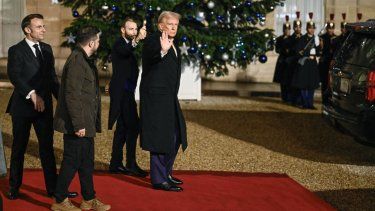 El presidente electo de Estados Unidos, Donald Trump, seguido por el presidente de Francia, Emmanuel Macron, y el presidente de Ucrania, Volodimir Zelenski, cuando se retiran de una reunión en el Palacio Presidencial del Elíseo en París el 7 de diciembre de 2024.