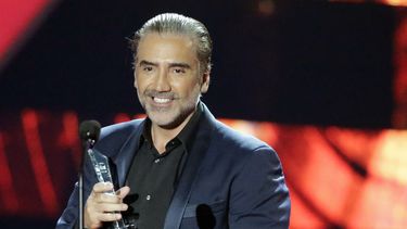 En esta foto del 28 de abril de 2016, el cantante mexicano Alejandro Fernández recibe el premio Salón de la Fama durante la ceremonia de los Premios Billboard de la Música Latina, en Coral Gables, Florida.