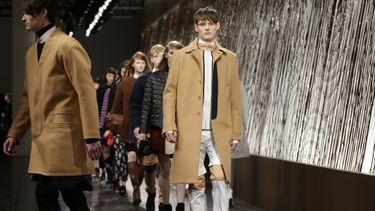 Modelos desfilan junto a una pared por la que chorrea chocolate líquido durante la presentación de la colección otoño-invierno de Opening Ceremony en la Semana de la Moda de Nueva York. (AP)
