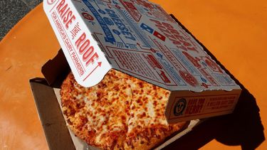 Una pequeña pizza preparada en un establecimiento de Domino’s en el centro de Pittsburgh.