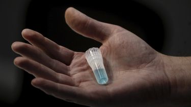 En esta imagen, tomada el 3 de abril de 2020, una soluci&oacute;n de conservaci&oacute;n de color azul se muestra en Spectrum DNA en Draper, Utah. La empresa ha desarrollado un kit para detectar el coronavirus en la saliva de un paciente.