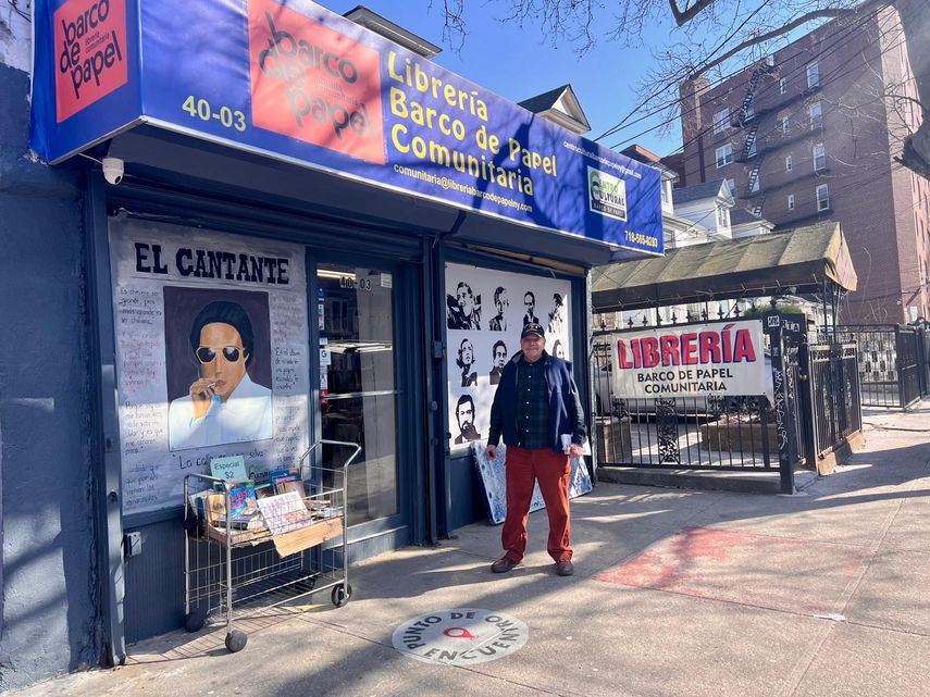 Acosta en la entrada de la librería Barco de Papel, en Queens, Nueva York. 