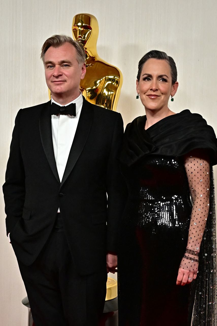El cineasta británico-estadounidense Christopher Nolan y la productora de cine británica Emma Thomas asisten a la 96a edición anual de los Premios de la Academia en el Dolby Theatre de Hollywood, California, el 10 de marzo de 2024. &nbsp;