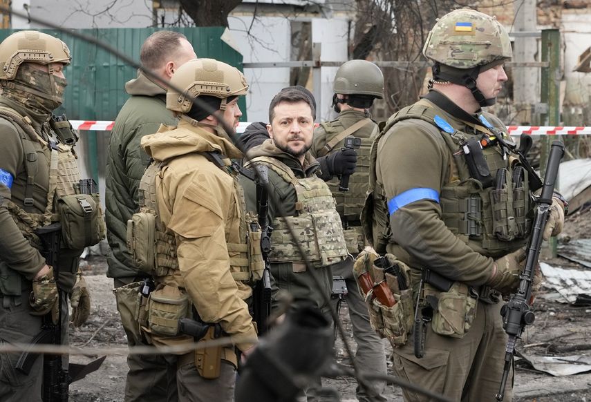 El presidente ucraniano Volodymyr Zelenskyy examina el sitio donde se libró una batalla reciente, el lunes 4 de abril de 2022, en Bucha, cerca de Kiev, Ucrania.&nbsp;