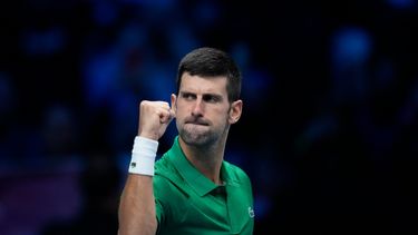 El serbio Novak Djokovic festeja tras vencer al griego Stefanos Tsitsipas en su partido de individuales de las ATP World Tour Finals, en la Pala Alpitour en Turín, Italia, 14 de noviembre de 2022.&nbsp;