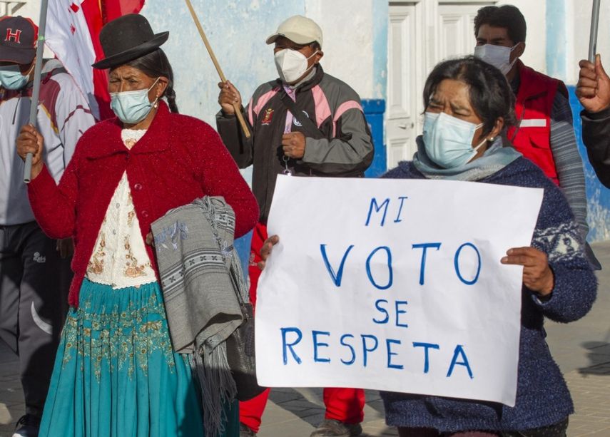 Partidarios del candidato presidencial de izquierda por el partido Perú Libre Pedro Castillo, se manifiestan en la ciudad andina de Puno, cerca de la frontera con Bolivia, en Perú el 14 de junio de 2021.