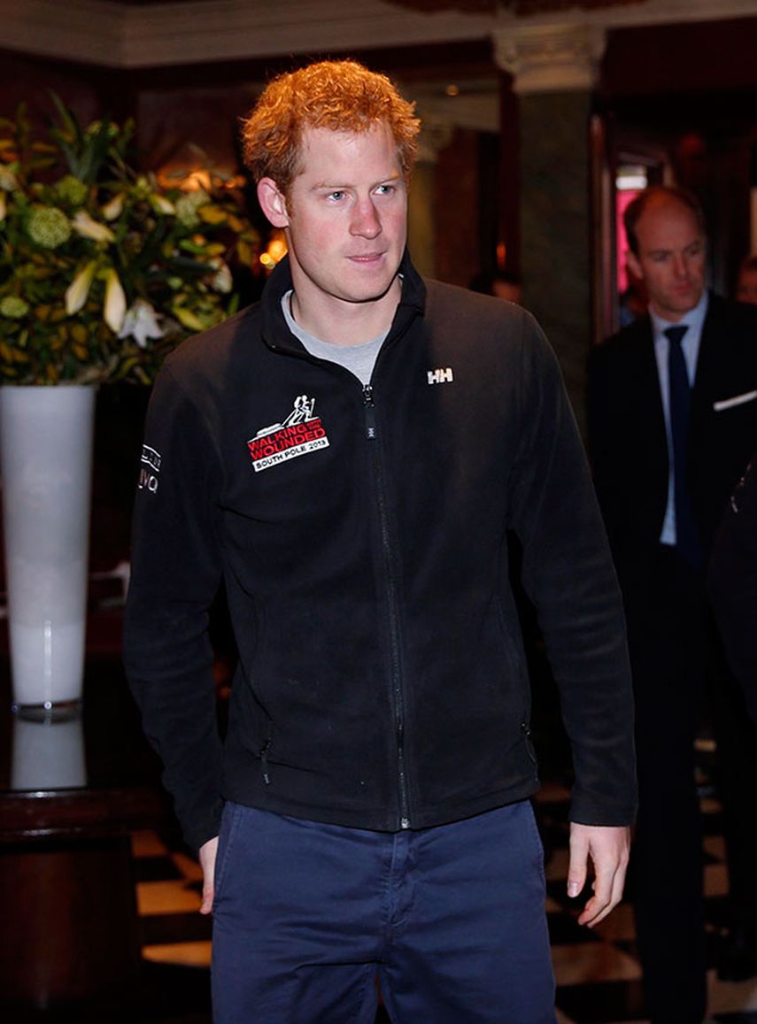 El príncipe Harry de Gran Bretaña, el patrón de la expedición, llega a una conferencia de prensa con los integrantes del equipo Walking With The Wounded South Pole Allied Challenge 2013 en Londres. (Foto AP/Lefteris Pitarakis, Pool)