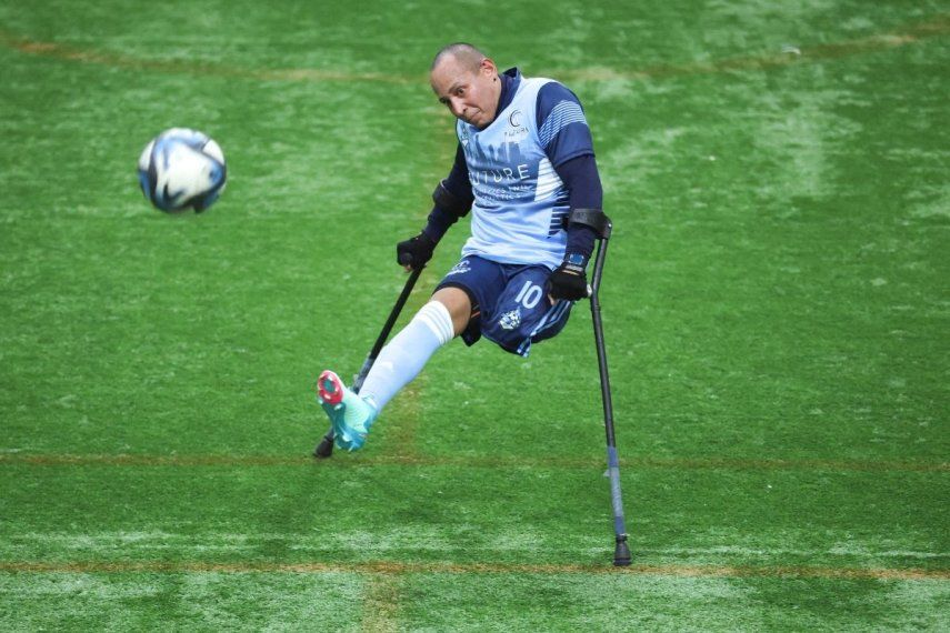 Juan Carlos Vargas, de Venezuela, patea el balón durante una sesión de práctica, el 16 de marzo de 2025. Juan Carlos Vargas, de Venezuela, patea el balón durante una sesión de práctica, el 16 de marzo de 2025.